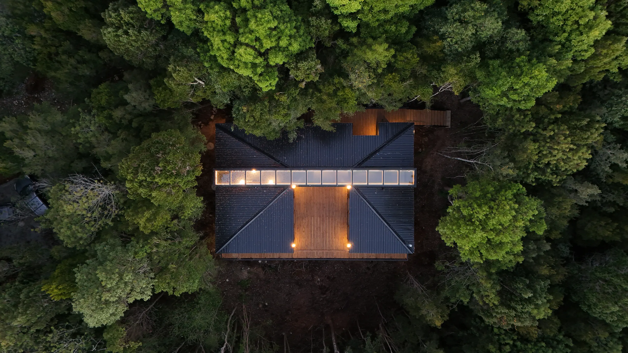 Casa Bosque vista desde el aire, rodeada de bosque en Puerto Varas