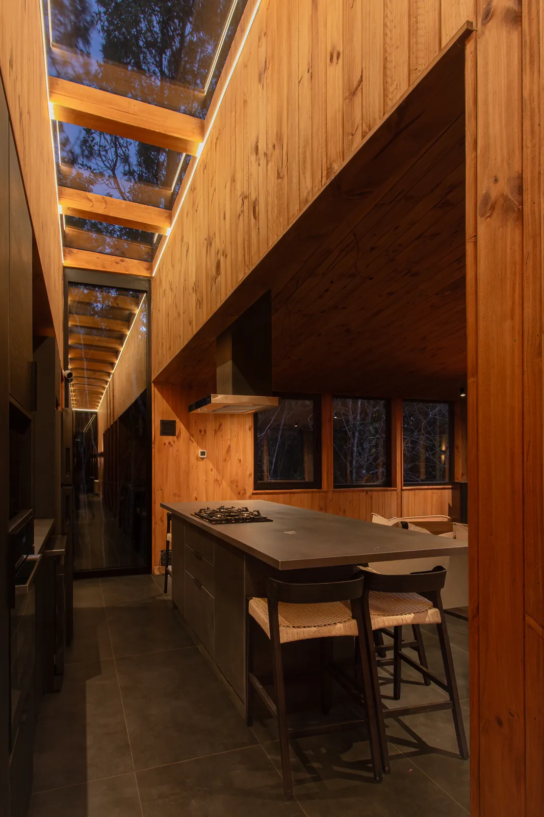 Cocina de Casa Bosque con lucarna, obra construida en Puerto Varas
