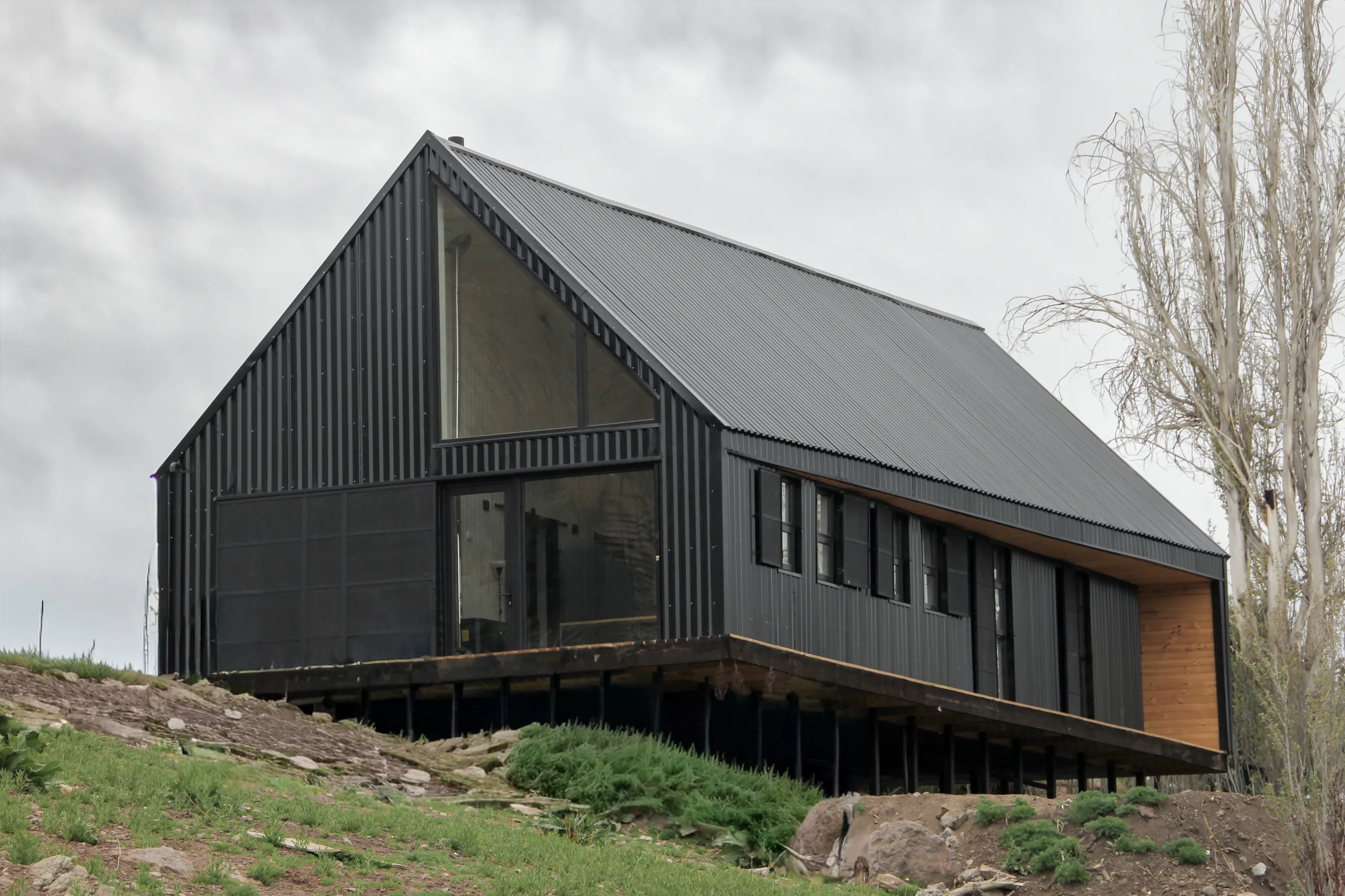 Casa Refugio construida sobre la ladera en Farellones
